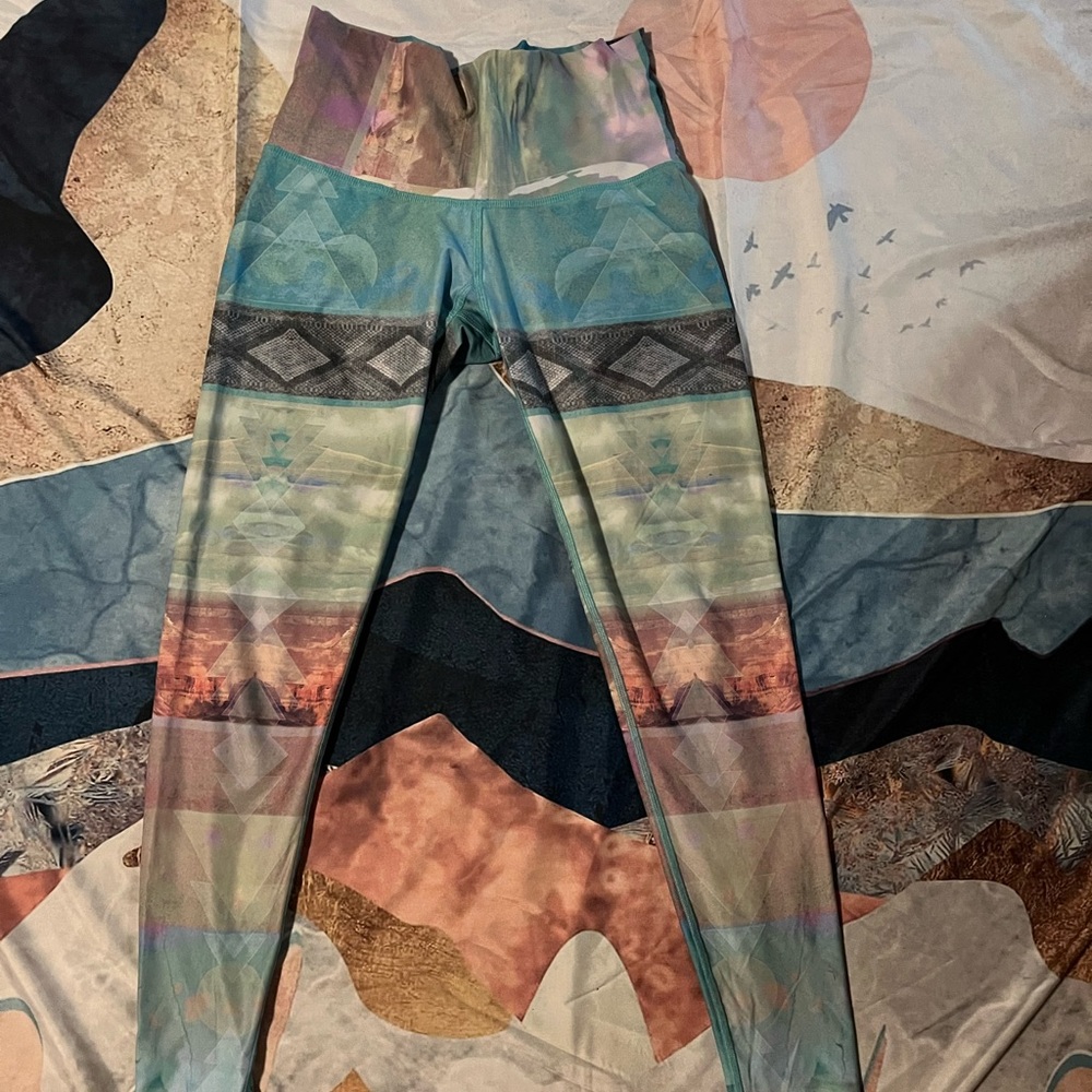 Desert print teeki leggings size small nwot